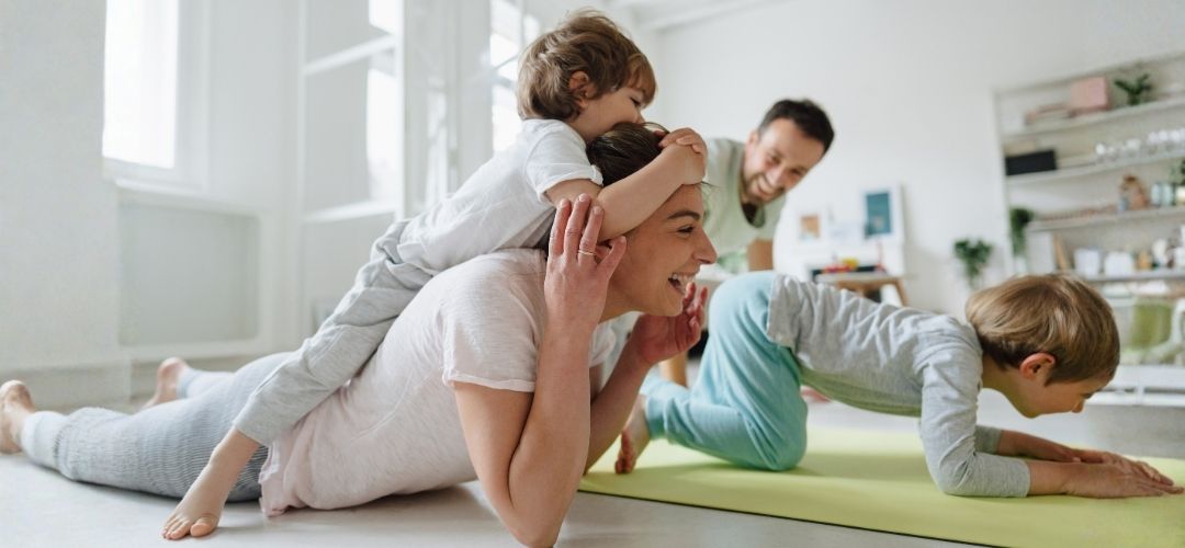 çocuklarla evde spor eğlenceli egzersizler