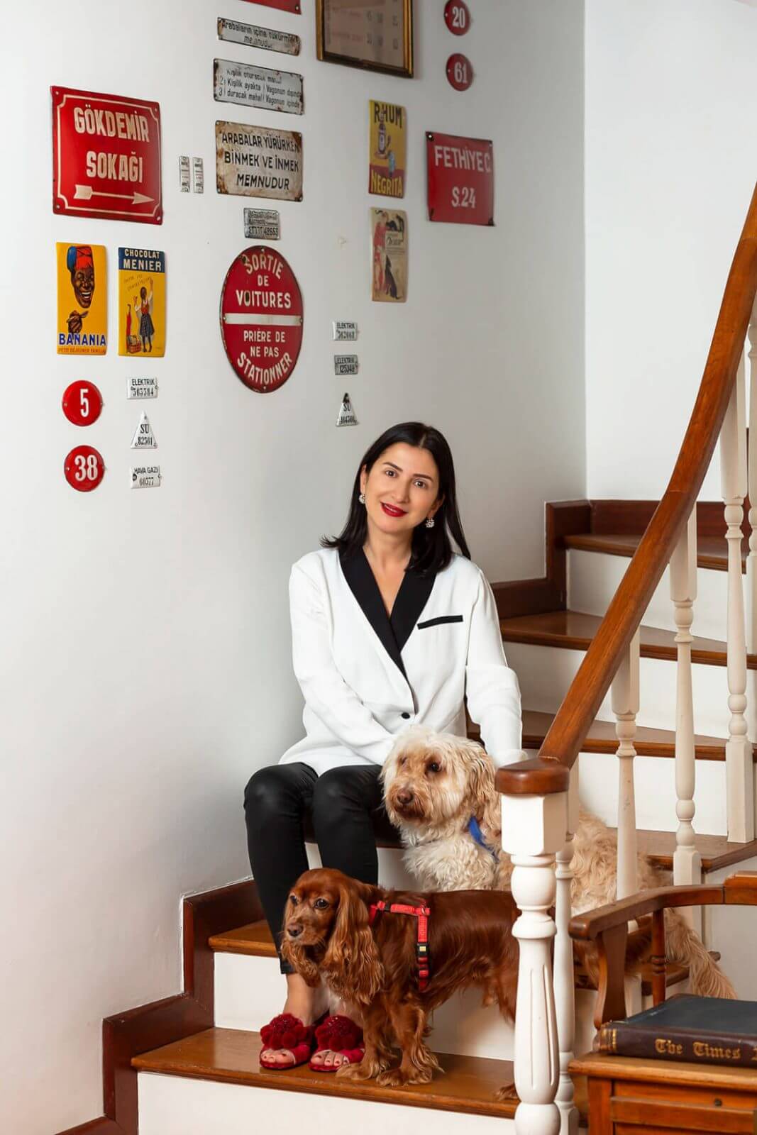 Aslı Şekerci merdivende