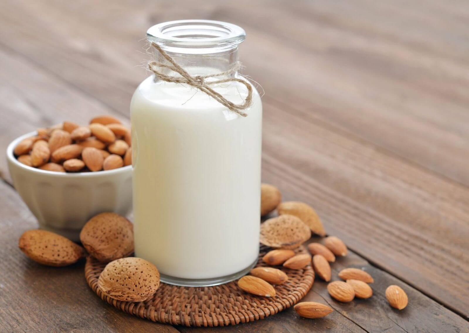 bitkisel süt yapımı badem sütü