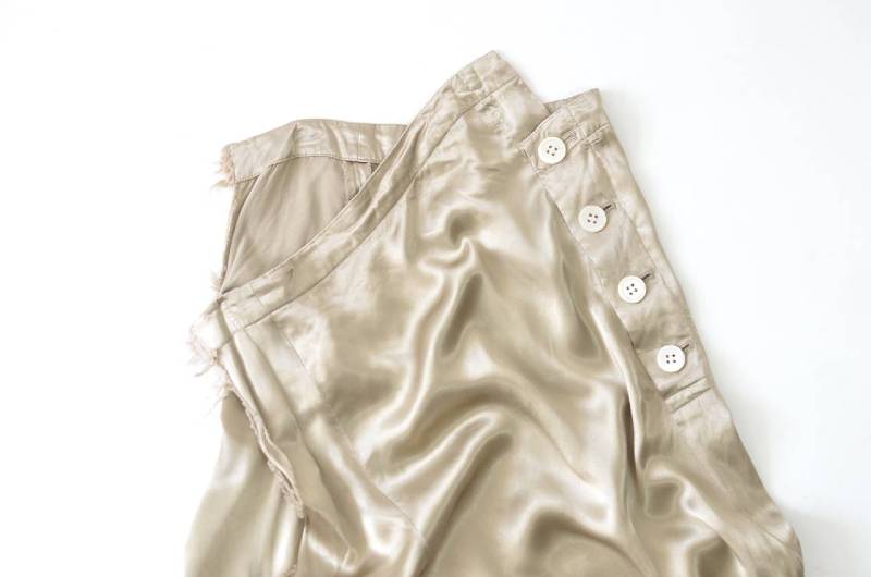 Saten elbiseleri aksesuarlara dönüştürün