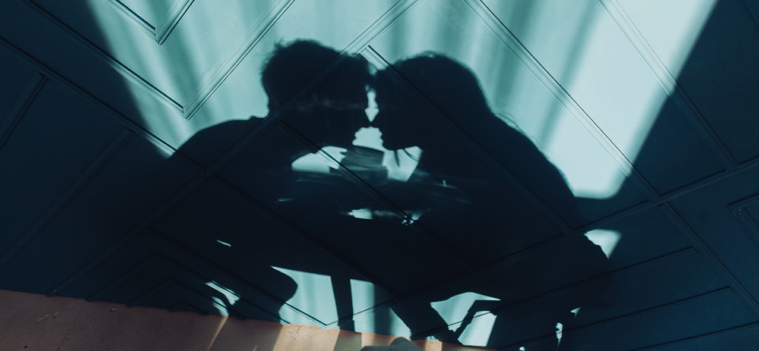 Baş başa oturan çift gölgesi