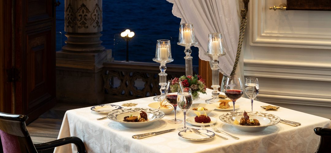 restoranda akşam yemeği masası