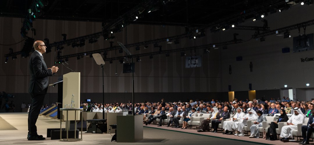 konferans veren adam