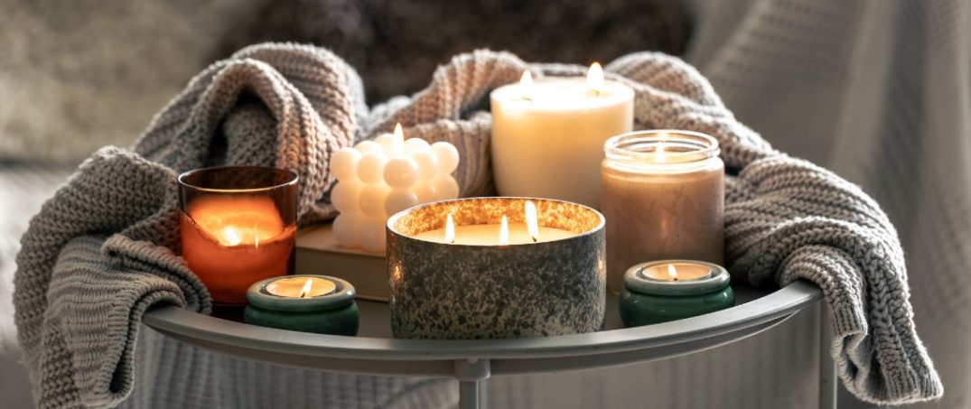 sehpa üzerinde mumlar