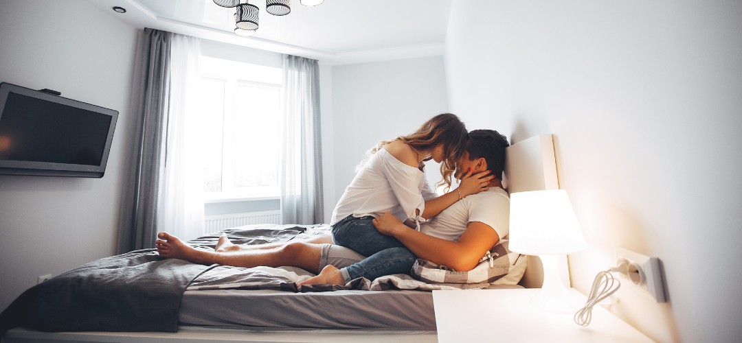 Yatakta birbirine bakan çift