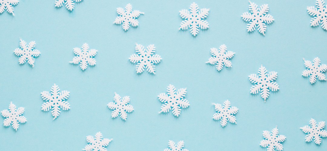 mavi zemin üzerinde kar taneleri