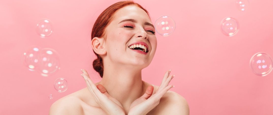 kızıl saçlı banyo sonrası mutlu kadın