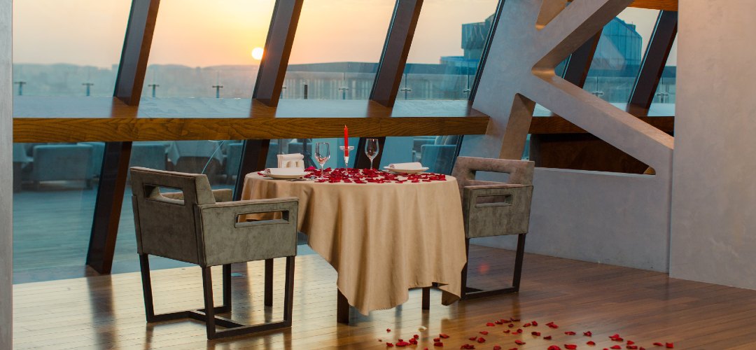 Güllerle Süslenmiş Romantik Masa