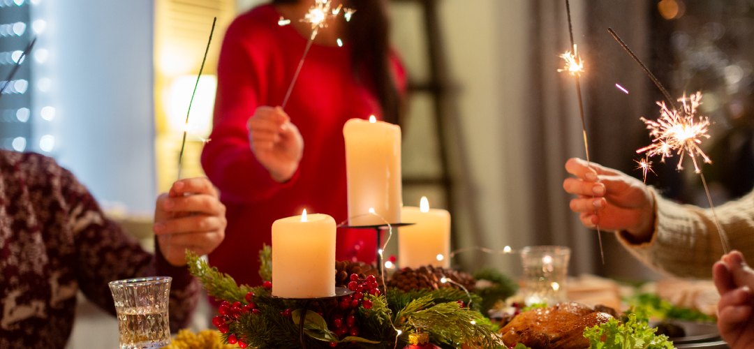 masa başında yılbaşı kutlaması