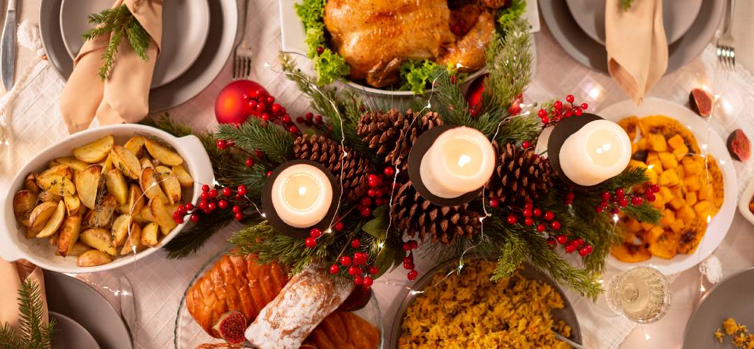 masa üzerinde mumlar pişmiş hindi yılbaşı sofrası