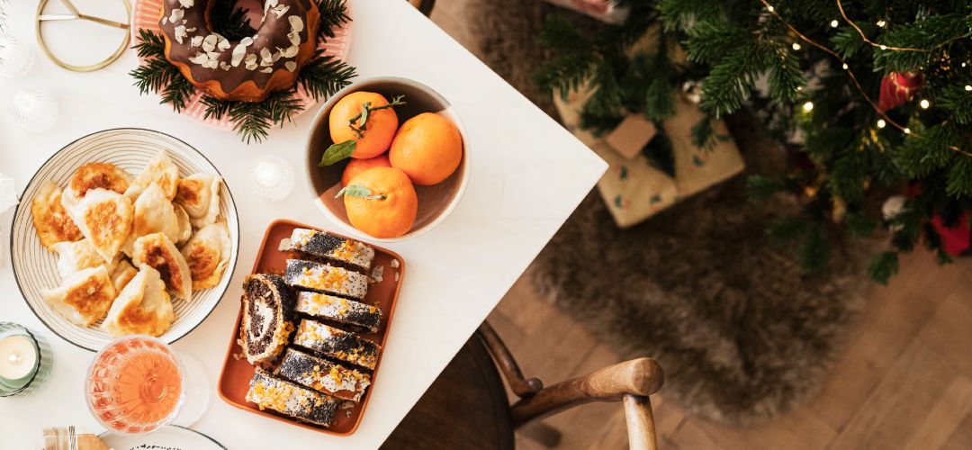 beyaz masa üzerinde kek ve portakal, çam ağacı