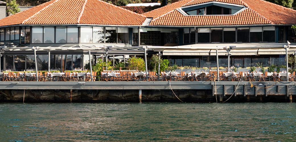 İstanbul'da deniz kenarında manzaralı şehrin içinde tatil hissi veren mekanlar