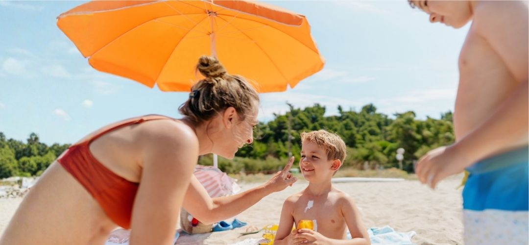 deniz kenarında keyifli vakit geçiren aile