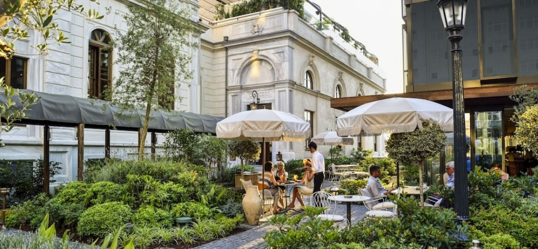 soho house istanbul avlusu
