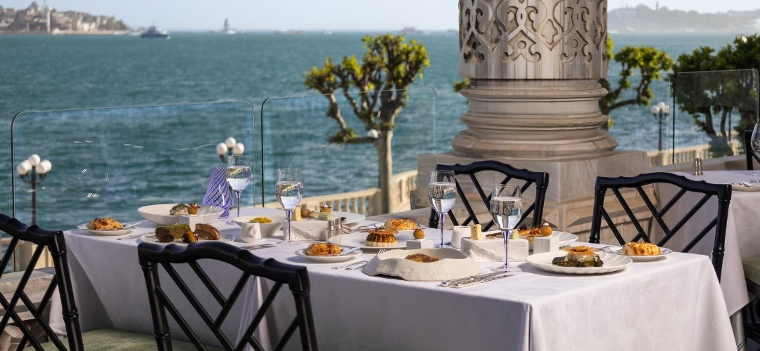 Çırağan Tuğra Restoran'da denize karşı yemek 