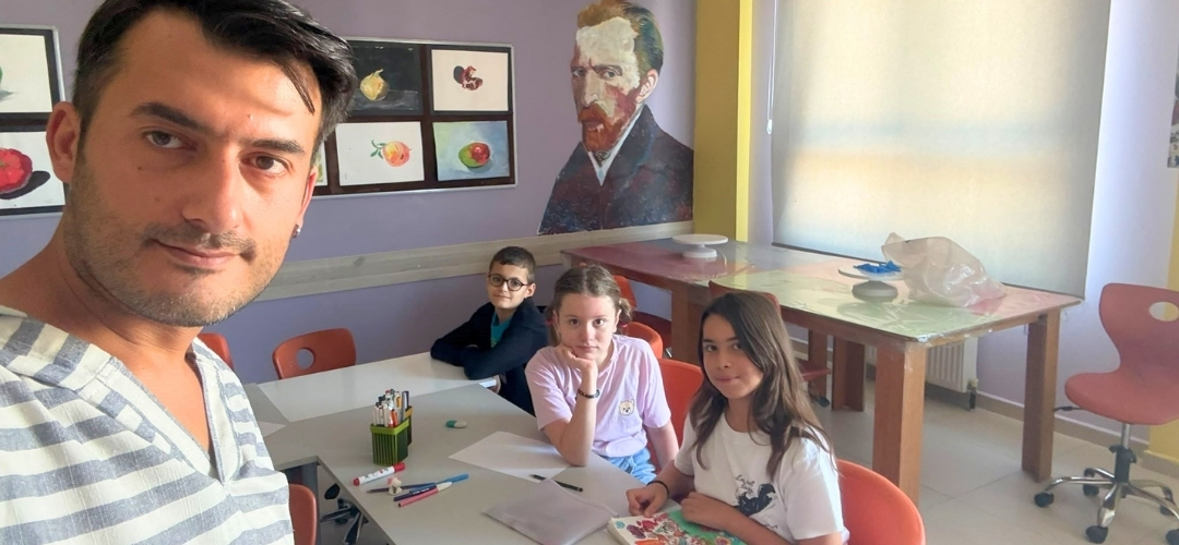 Derince Bilsem öğrencileri resim odasında mğretmen Tayyar Çağrı Önder ile birlikte